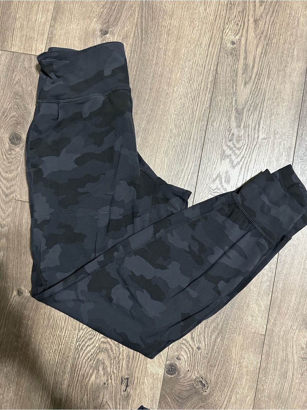 Lululemon black camo jogger leggings 
SIZE 6